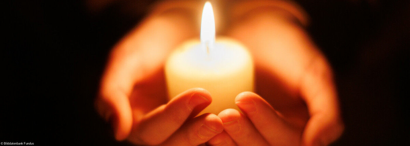 Frieden Kerze Hand