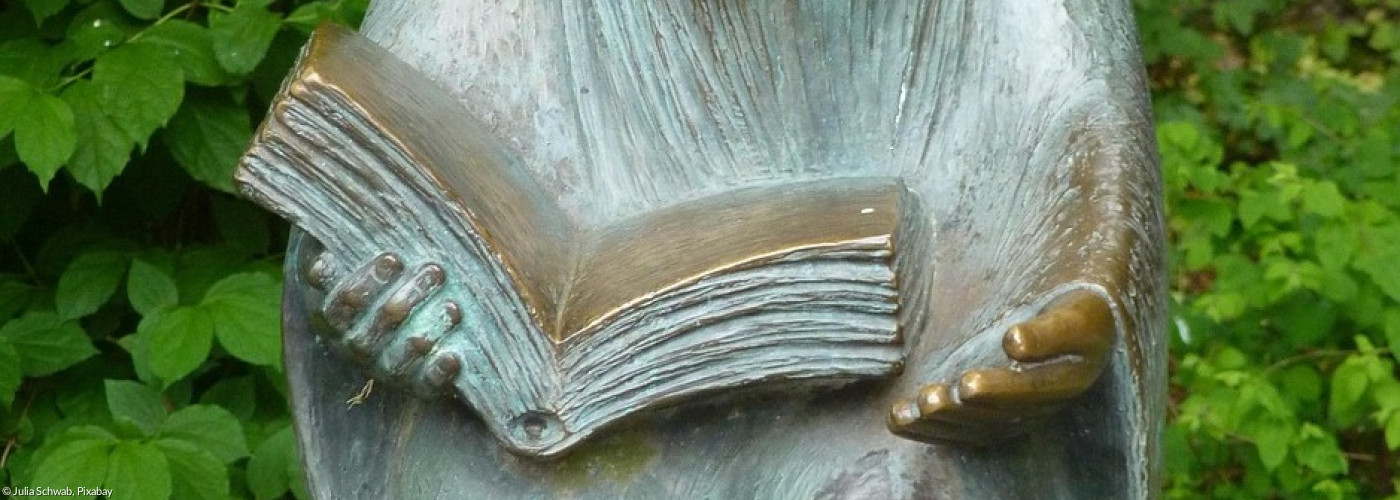 Ein Mönch mit aufgeschlagenem Buch