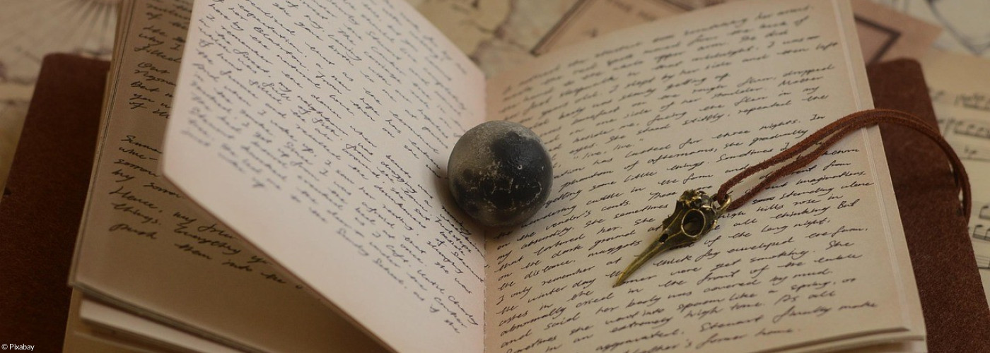 Offenes Buch mit schöner Schrift