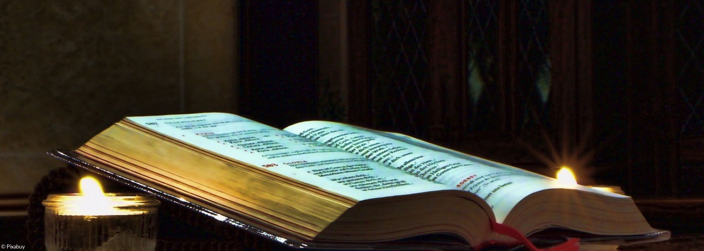 Offenes Buch mit alten Texten