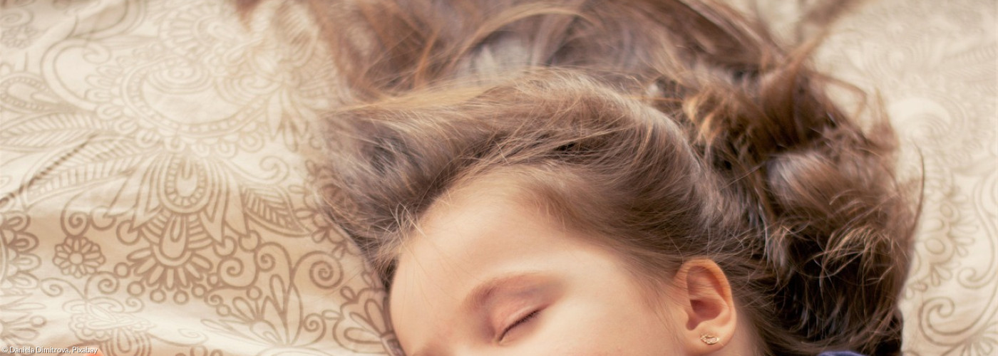 Kind schläft im Berr ein