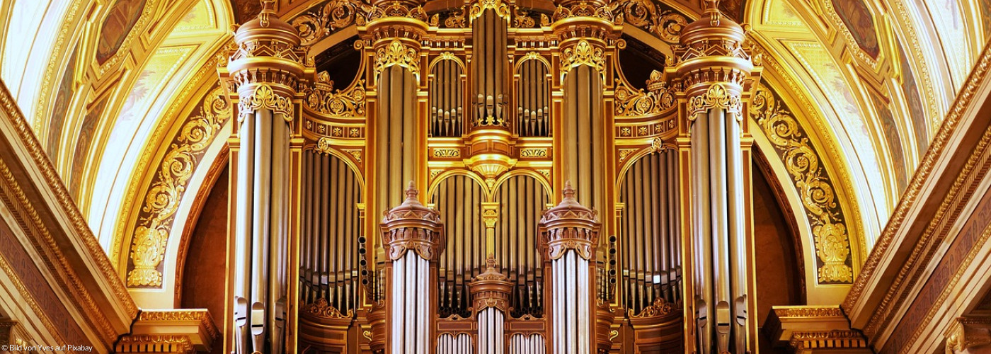 Große Orgel in einer alten Kirche