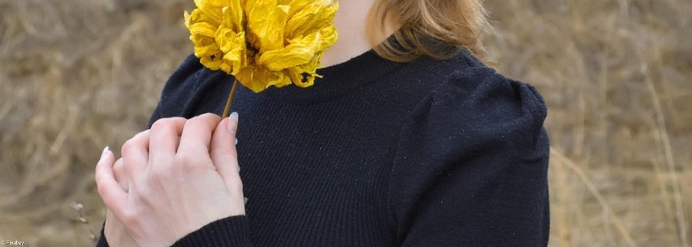 Eine Frau im schwarzen Kleid