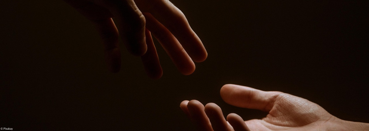 Zwei Hände, die ineinander greifen