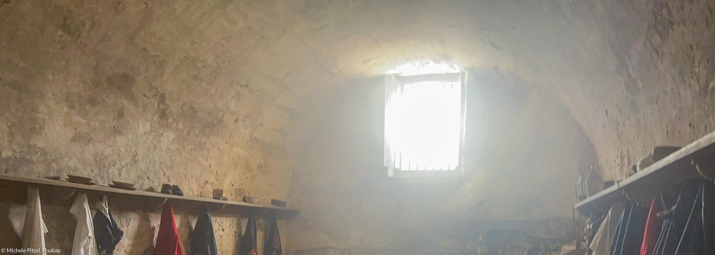 Licht, das in eine Gefängniszelle leuchtet