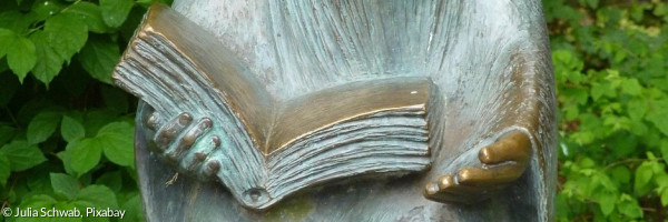 Ein Mönch mit aufgeschlagenem Buch