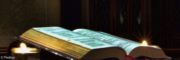 Offenes Buch mit alten Texten