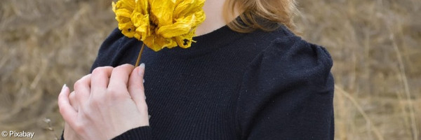 Eine Frau im schwarzen Kleid