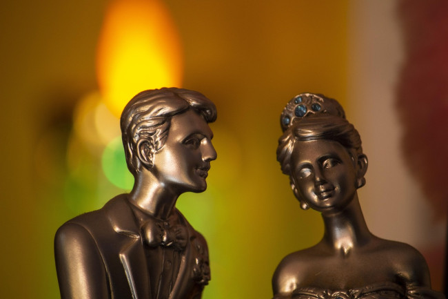 Ein Mann flüstert einer Frau etwas zu